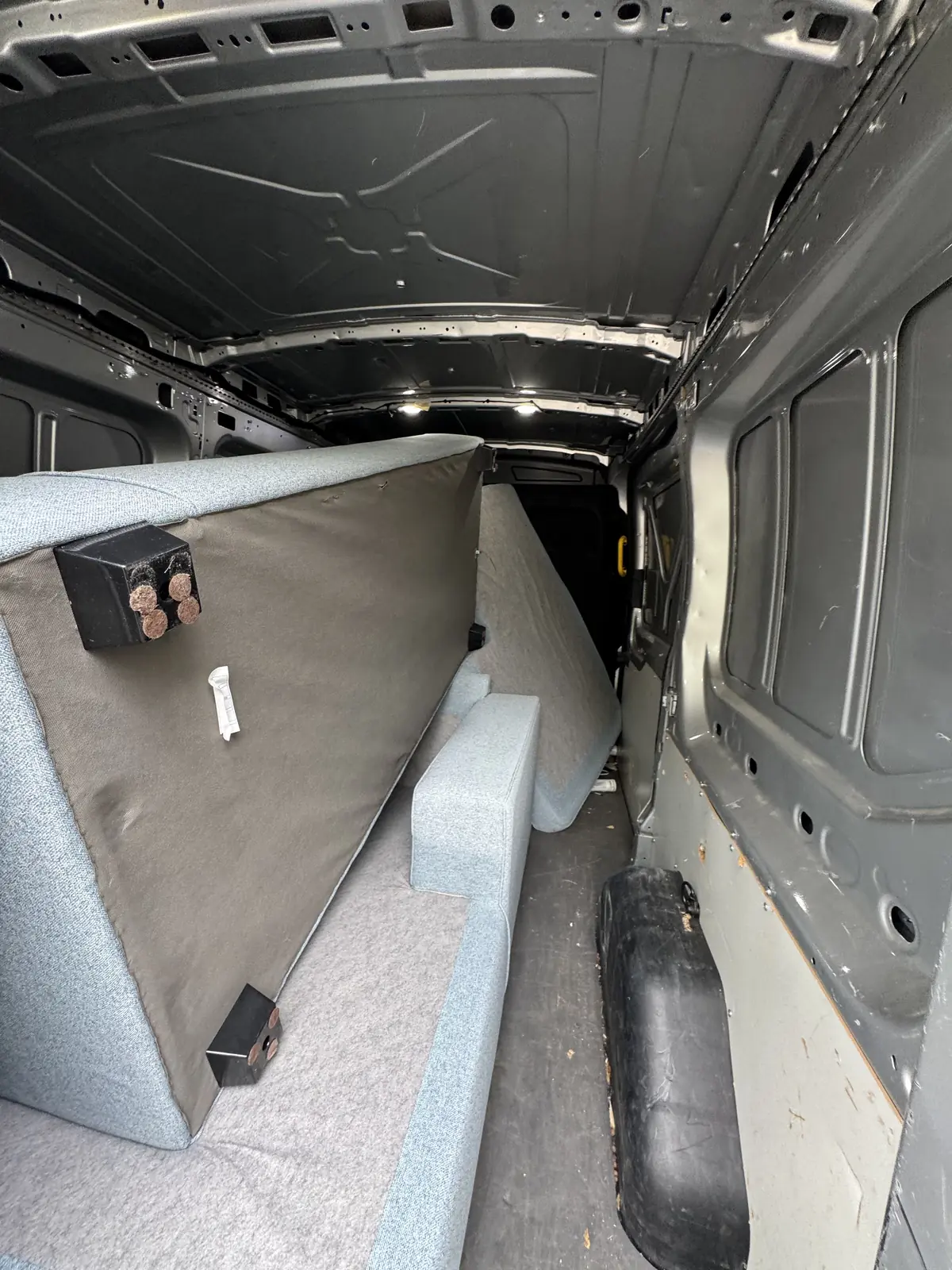 Bank in de laadruimte van de bus, klaar voor transport