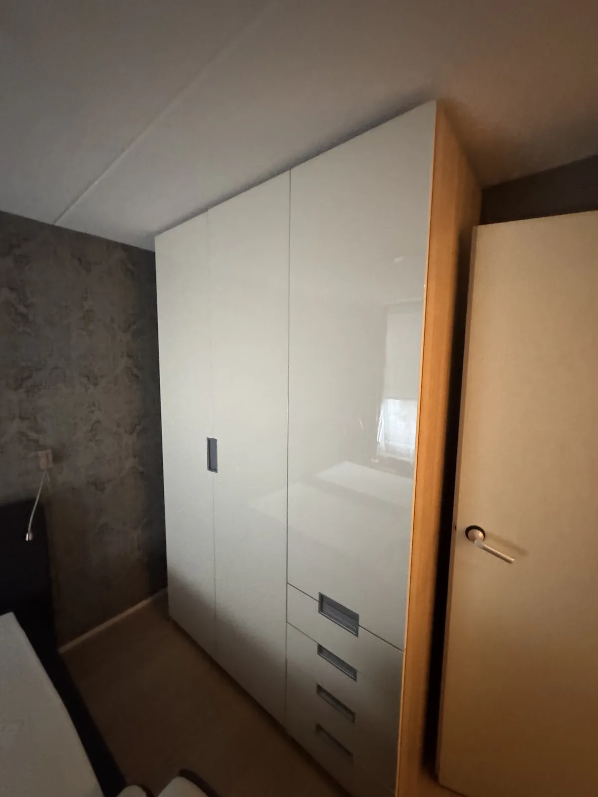 Witte kledingkast in de slaapkamer, voor demontage
